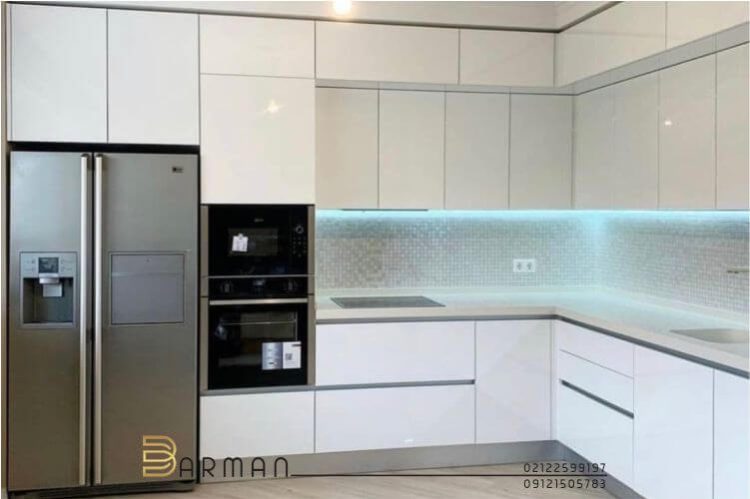 طراحی و ساخت کابینت مدرن های گلاس دیواری پلکانی آشپزخانه